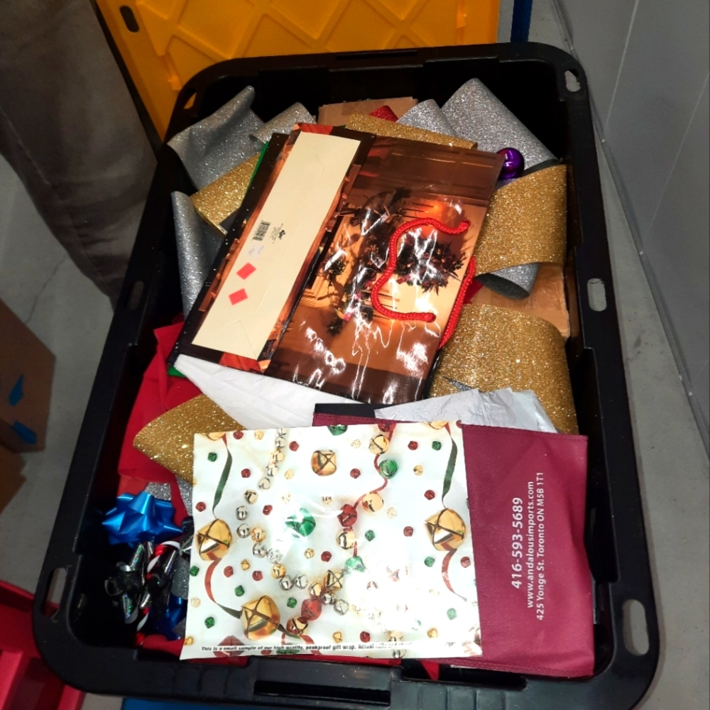 NWT LARGE LOT OF AT LEAST 30 CHRISTMAS ITEMS BAGS DOOR BOWS 🎄 DECORATION WRAPS